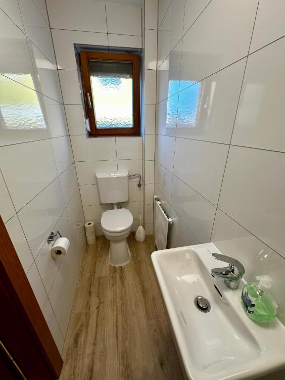 Koupelna v ubytování AJO Apartments - Family House with free parking - Self-Check-in