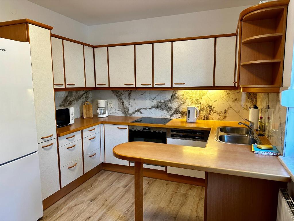 Kuchyň nebo kuchyňský kout v ubytování AJO Apartments - Family House with free parking - Self-Check-in