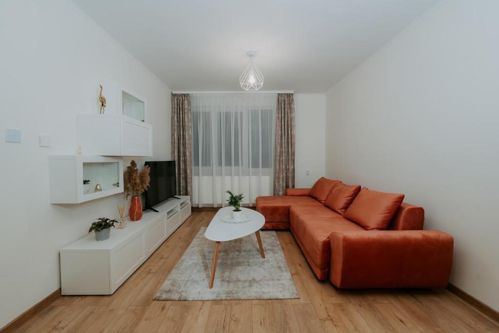 a living room with a couch and a table at CityVibe Residence in Târgu-Mureş