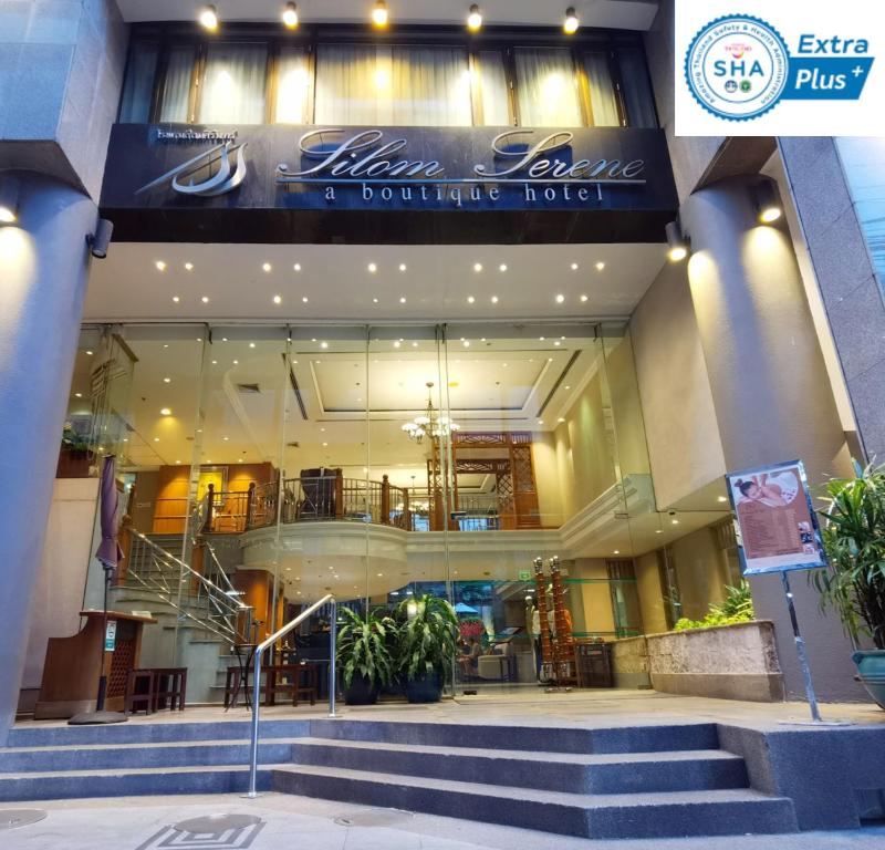 un edificio con escaleras frente a un hotel en funciones en Silom Serene A Boutique Hotel - SHA Extra Plus, en Bangkok