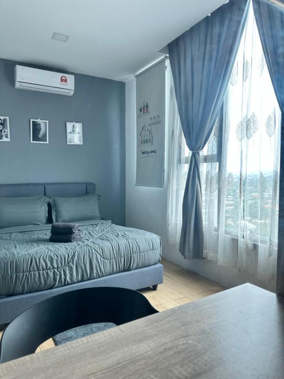 1 dormitorio con cama y ventana en ITCC Manhattan Suites by LAVISH, en Kota Kinabalu