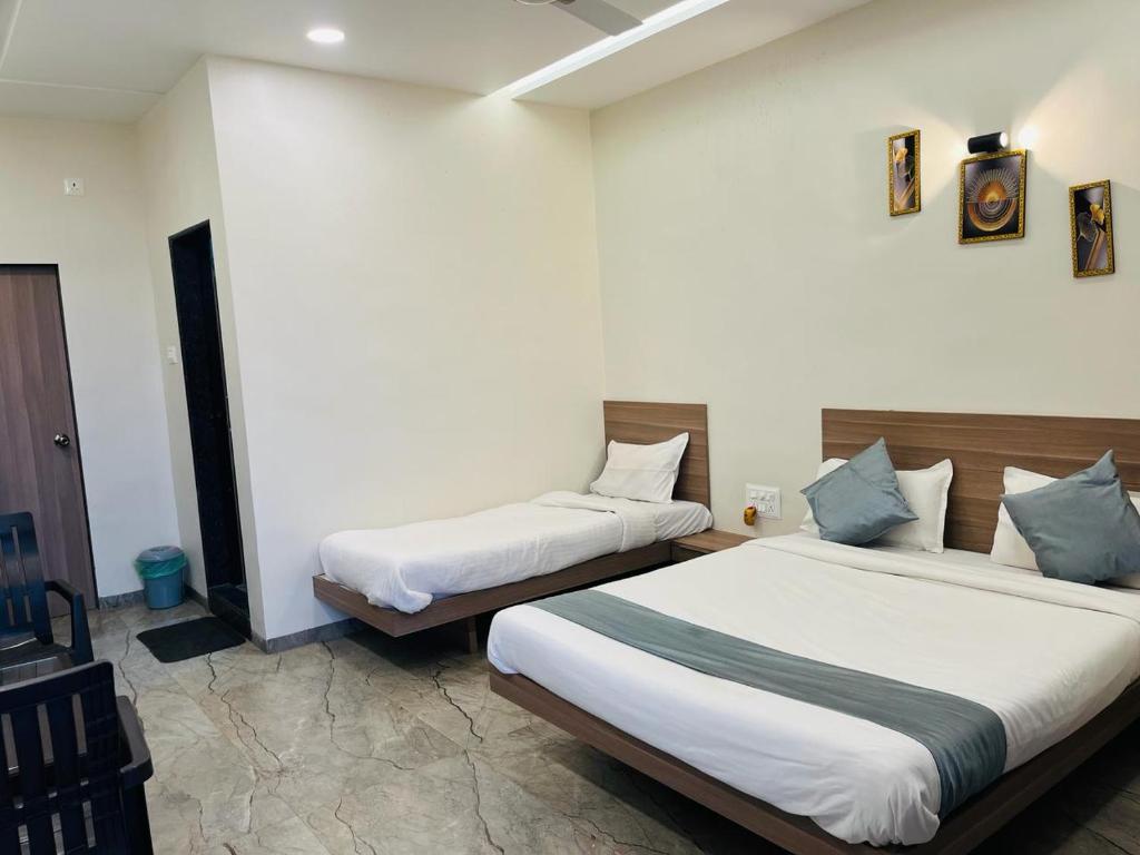 Giường trong phòng chung tại SB Residency