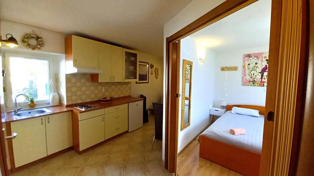 una pequeña cocina con cama y lavabo en Apartments Donda, en Split