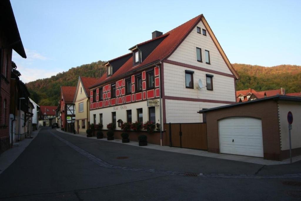 una calle en una ciudad con una casa grande en Wohnung in Ilfeld mit Grill und Garten, en Harztor