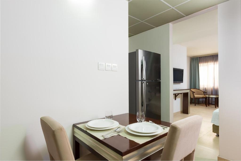 Kuchyň nebo kuchyňský kout v ubytování Centara Life Muscat Dunes Hotel