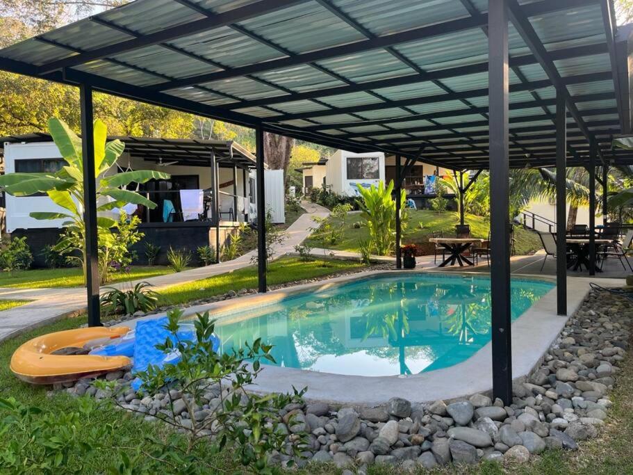 Der Swimmingpool an oder in der Nähe von Macaw- Guacamaya Jungle Villas