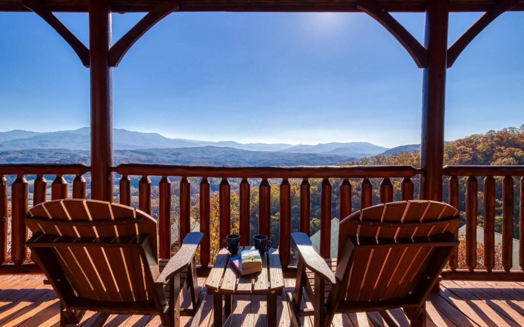 セバービルにあるBigfoots Vista Viewsの眺めの良いデッキに椅子2脚とテーブル1台