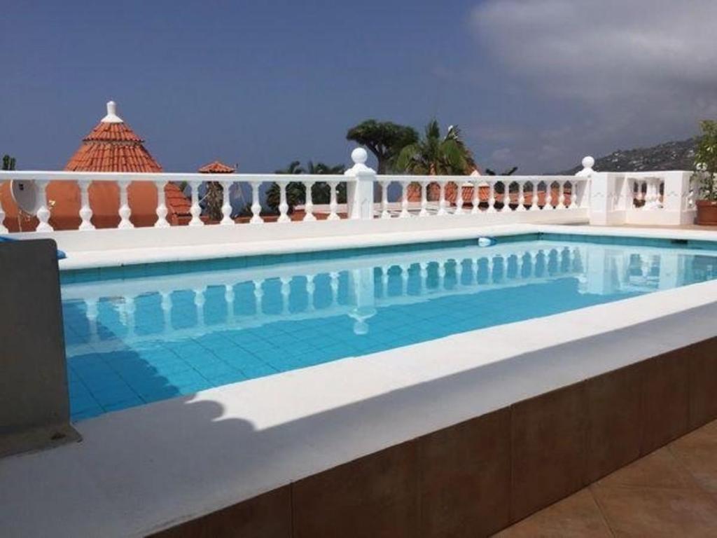 una piscina de agua azul en un edificio en Ferienhaus mit Privatpool für 4 Personen 2 Kinder ca 120 qm in La Victoria de Acentejo, Teneriffa Nordküste von Teneriffa, en La Victoria de Acentejo