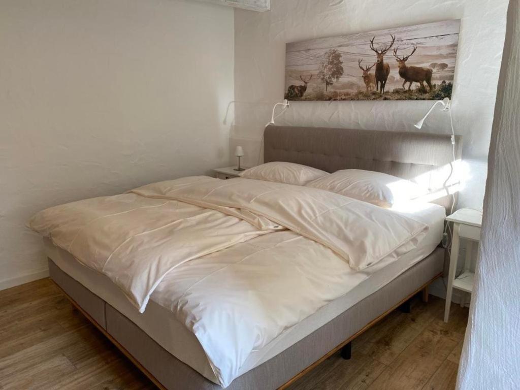 Een bed of bedden in een kamer bij Top - Rustico mit Aussenwhirlpool beheizt und Sauna