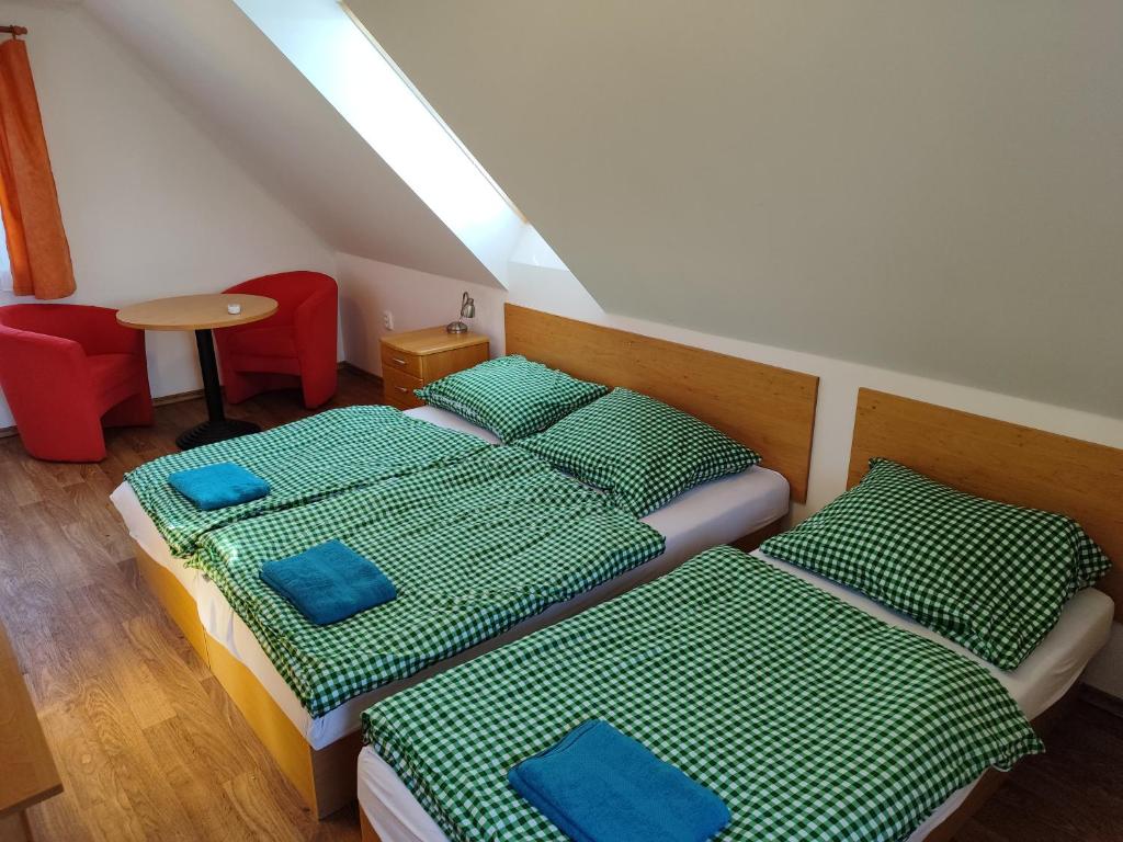 Postel nebo postele na pokoji v ubytování Chaty Koloděje-ubytování u řeky v soukromém areálu-GREEN