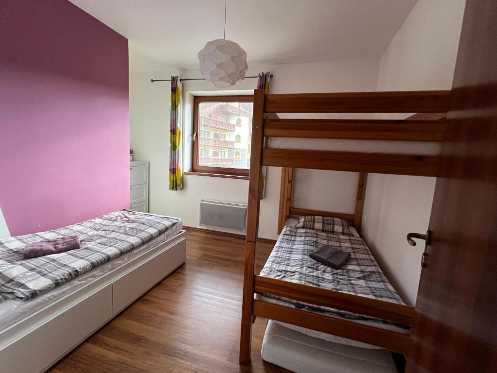 Postel nebo postele na pokoji v ubytování Family Apartment Tále