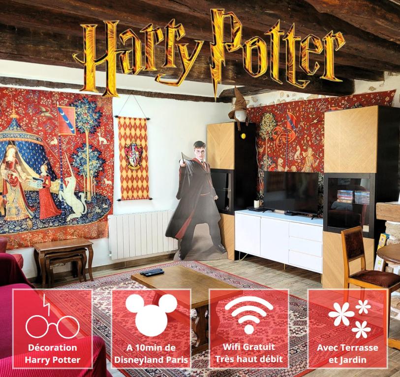 una habitación con un tapiz de alfarero de Harry en la pared en ☆ La Demeure des Maraudeurs ☆ Décoration Harry Potter ☆ Proche Disneyland ☆ Family ☆ Quite ☆ Netflix & Disney+ ☆, en Villiers-sur-Morin