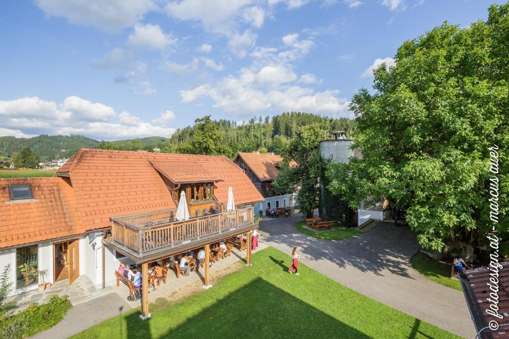een luchtzicht op een huis met een terras bij Streuobsthof Weissenbacher in Kindberg