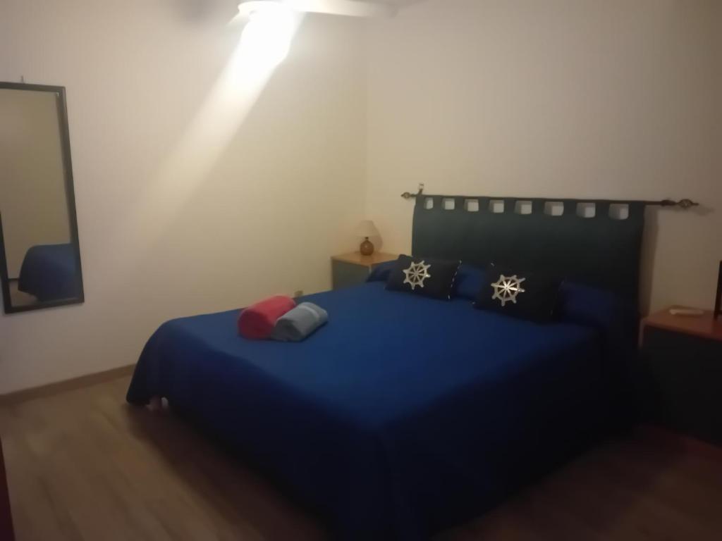 um quarto com uma cama com lençóis e almofadas azuis em Villa venere e spa em Palermo