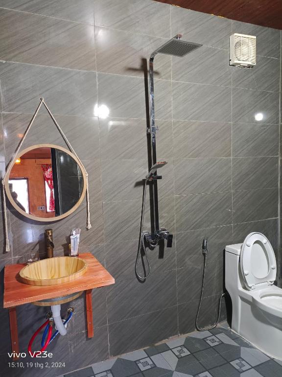Koupelna v ubytování LÝ GIA HOMESTAY