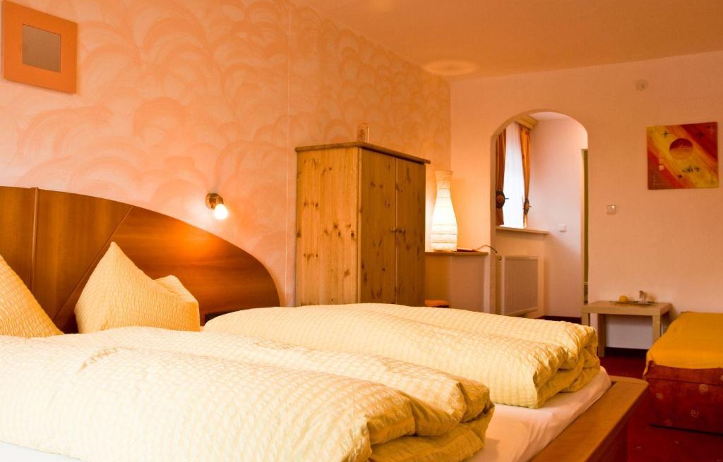 Postel nebo postele na pokoji v ubytování Gästehaus Fernblick