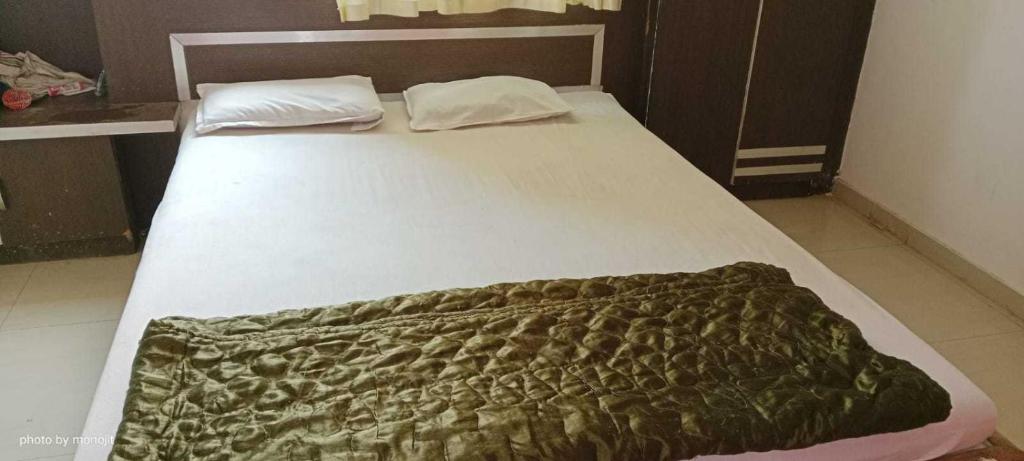 Gulta vai gultas numurā naktsmītnē OYO Hotel Khandesh