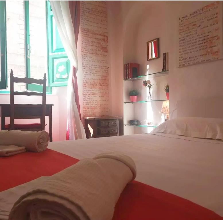 una camera da letto con un grande letto bianco e un tavolo di B&B La Casa in Centro ad Ancona