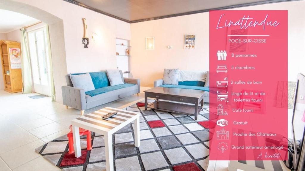 - un salon avec un canapé et une table dans l'établissement L'Inattendue - Villa pour 8pers., à Pocé-sur-Cisse