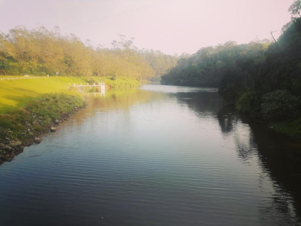 uma vista para um rio a partir de uma ponte em Ranger's Cottage em Ambawela