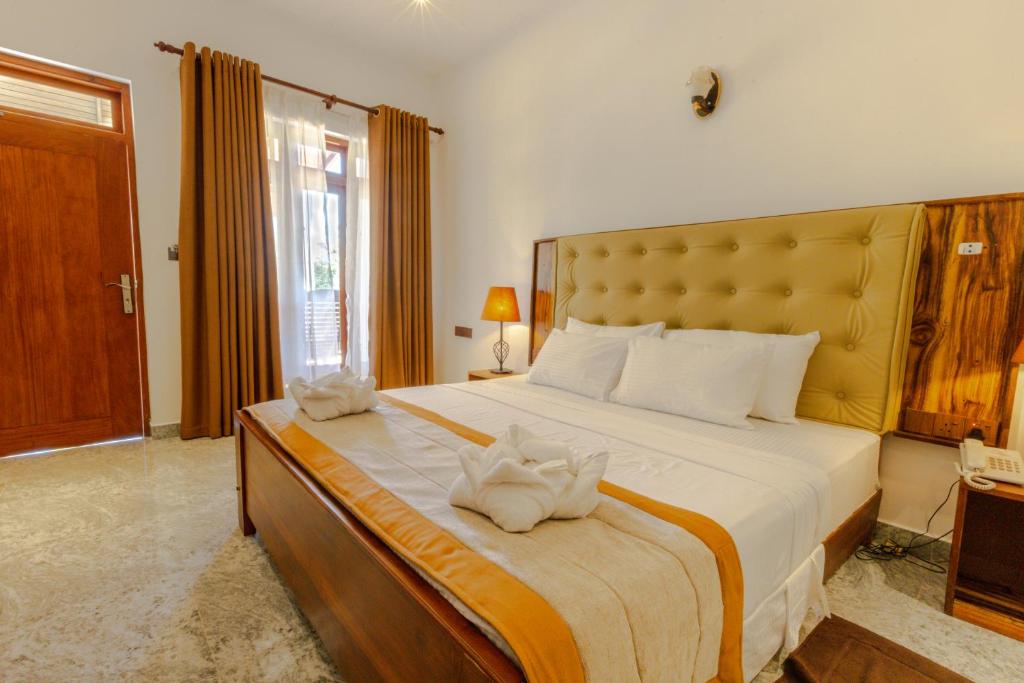 Postel nebo postele na pokoji v ubytování Elysia Sigiriya Hotel