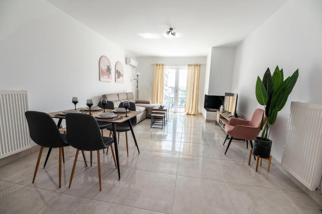 sala de estar con mesa de comedor y sillas en Drapetsona Modern Living (DRAP_C2), en Pireo
