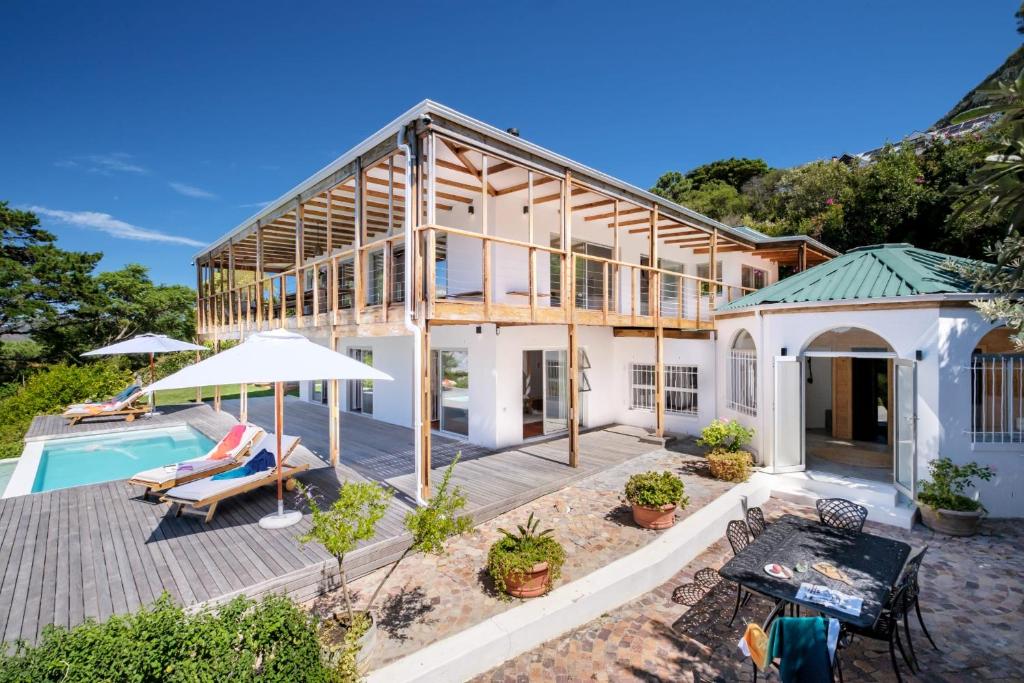 dom z basenem przed nim w obiekcie Mountain View Villa w Kapsztadzie