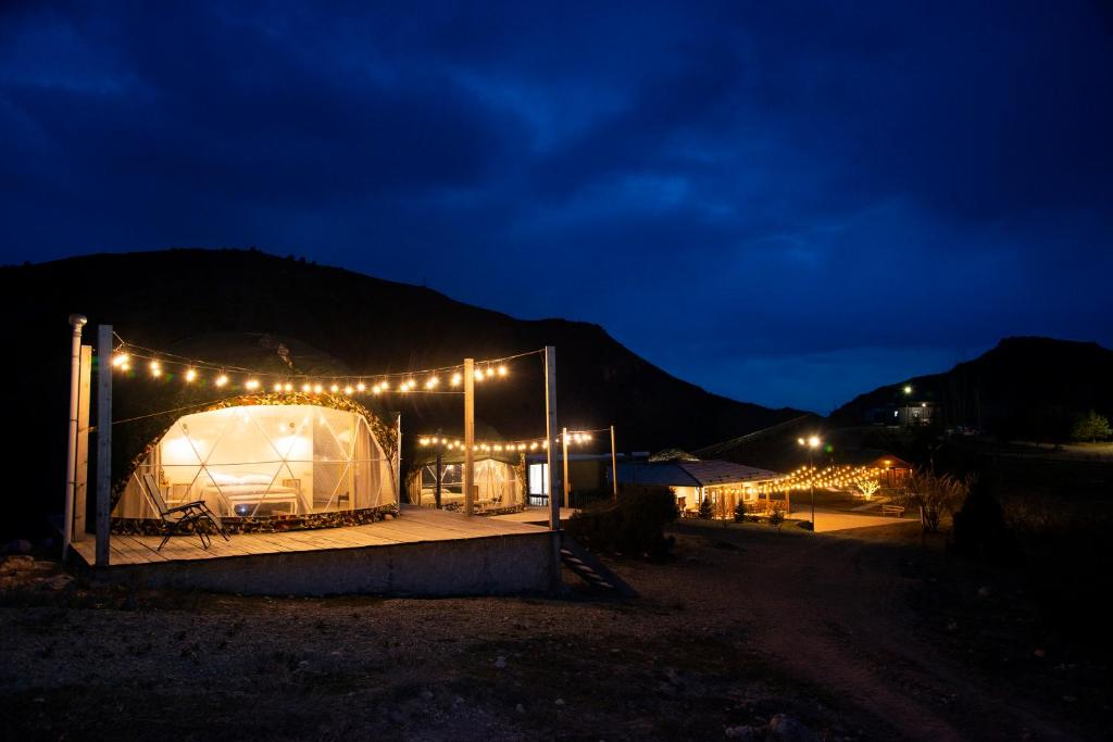 Nespecifikovaný výhled na hory nebo výhled na hory při pohledu z luxury tent
