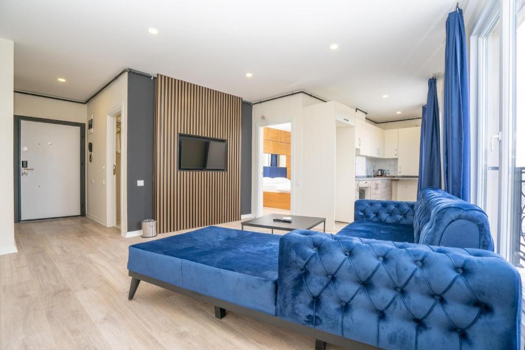 イスタンブールにあるGuest suiteのリビングルーム(青いソファ、テレビ付)