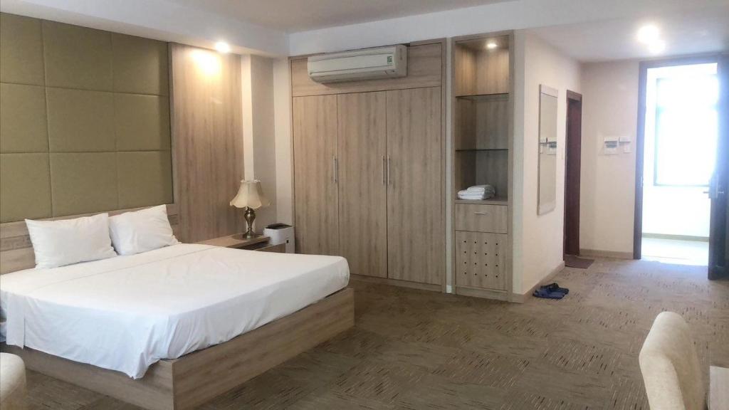 Postel nebo postele na pokoji v ubytování Nguyễn Quyền Hotel