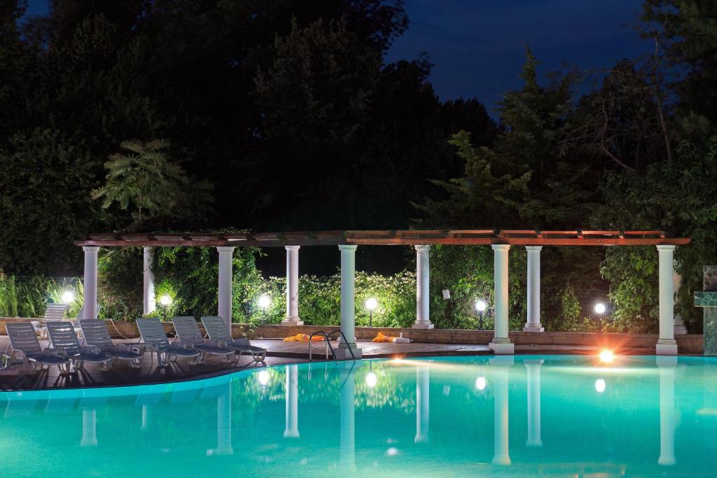 Bazén v ubytování Hotel 2D Resort and Spa nebo v jeho okolí