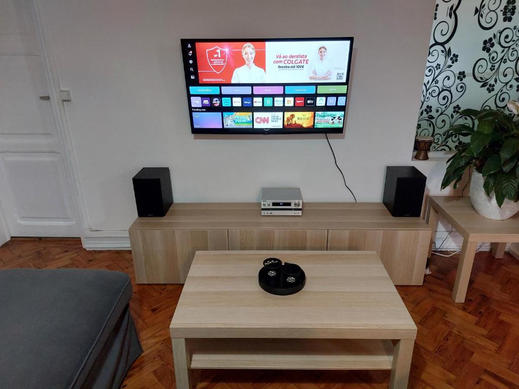 TV a/nebo společenská místnost v ubytování Casa Rio Zêzere