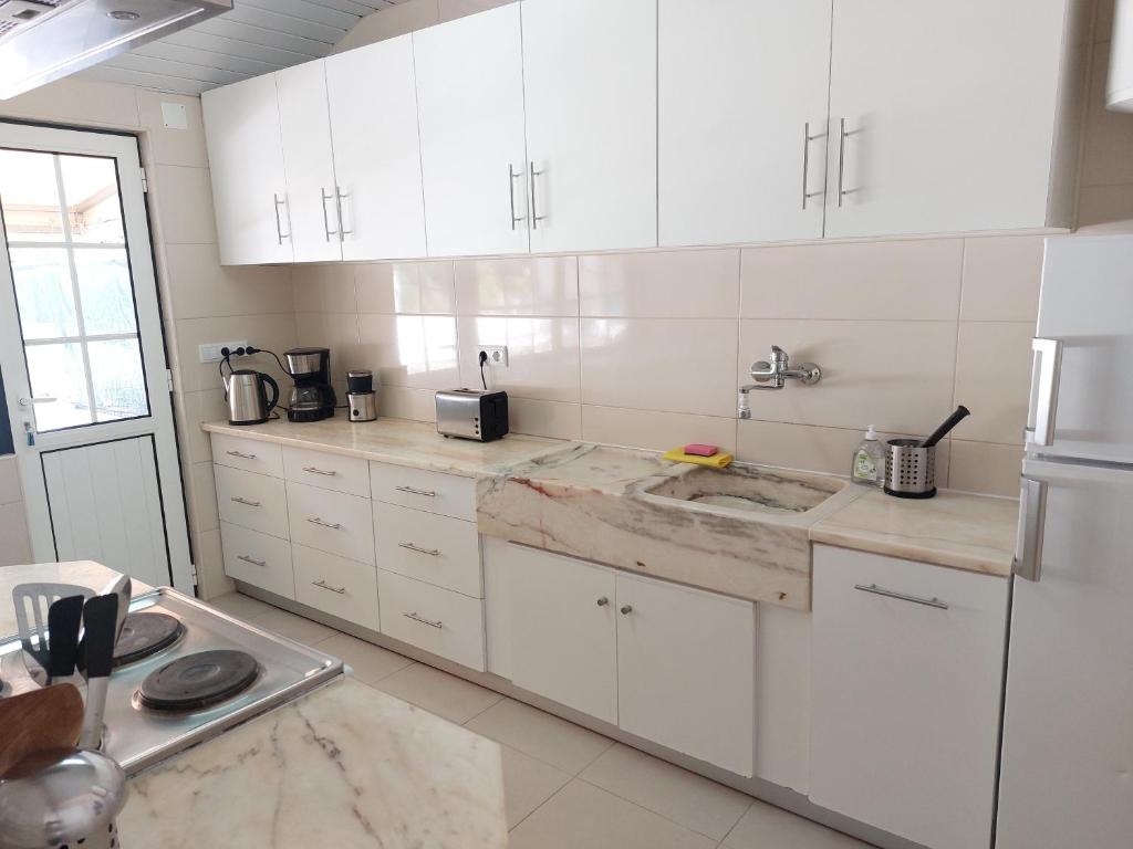 Kuchyň nebo kuchyňský kout v ubytování Casa Rio Zêzere