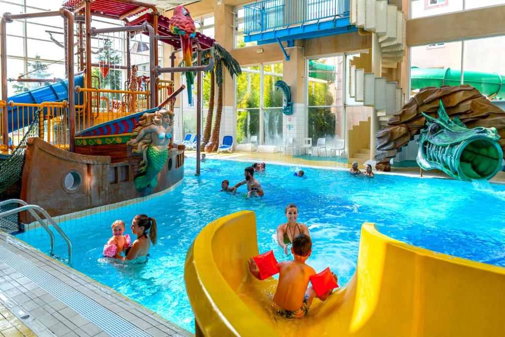 Piscina di Explorers Hotel Marne-la-Vallée o nelle vicinanze