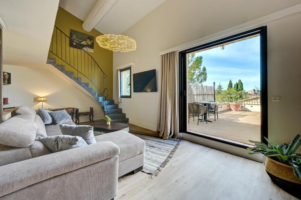 TV a/nebo společenská místnost v ubytování Hotel Bastide & SPA - Villa de Lourmarin