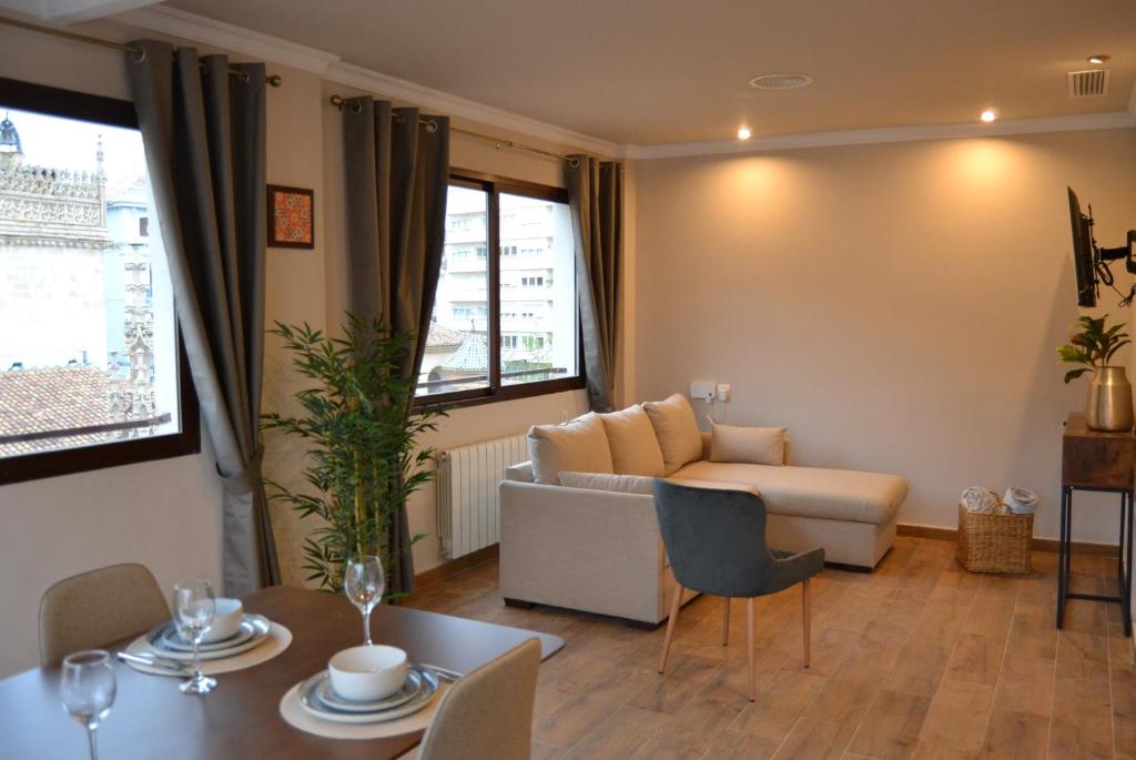 Posezení v ubytování Ático con terraza y vistas únicas a la Catedral pleno centro de Granada