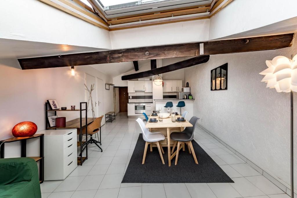 een keuken en eetkamer met een tafel en stoelen bij Apartment for 4 people with view of Fourvière AIL in Lyon