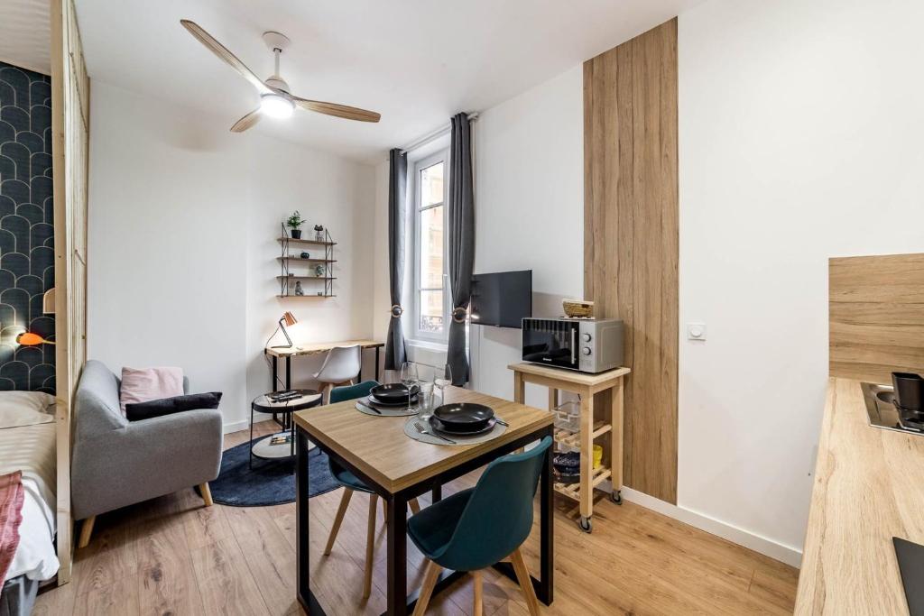 un salon avec une table et un canapé dans l'établissement The Studio in the 2nd arrondissement AIL, à Lyon