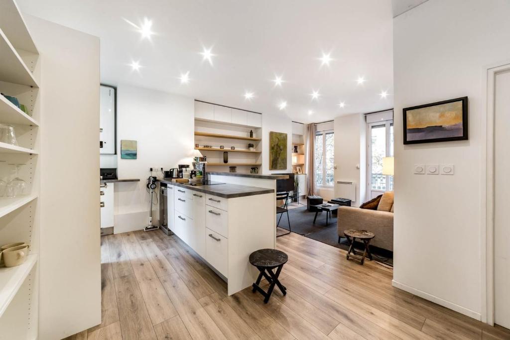 Кухня или мини-кухня в The charming, comfortable Charlemagne AIL
