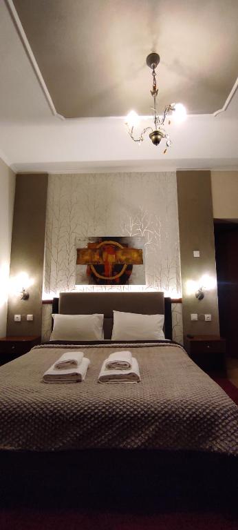 sypialnia z dużym łóżkiem z dwoma ręcznikami w obiekcie Erodios Guesthouse w mieście Kato Loutraki