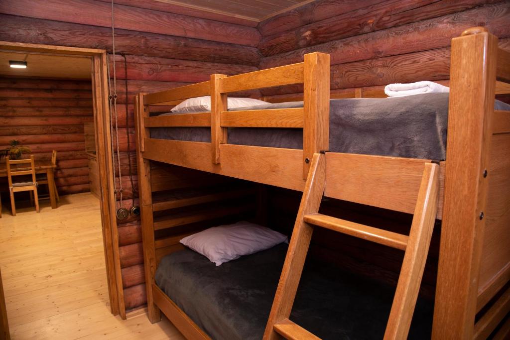 Palanda nebo palandy na pokoji v ubytování Ranger Campus Eco Lodge