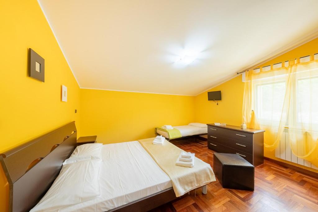 1 dormitorio con paredes amarillas, 1 cama y vestidor en Villa Soave, en Citta' Sant'Angelo