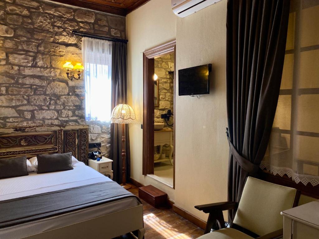 TV a/nebo společenská místnost v ubytování Urla Taş Konak Otel