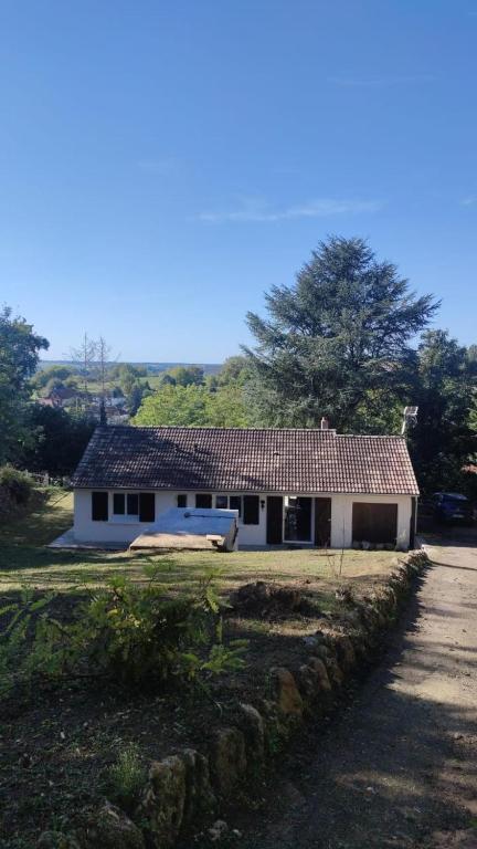 mały biały dom pośrodku pola w obiekcie villa skys France w mieście Gien