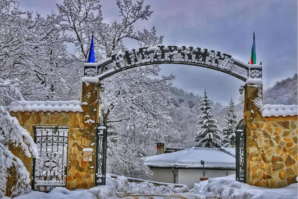 ein Tor mit einem Bogen im Schnee in der Unterkunft РИБАРНИКЪ in Brŭshlyan