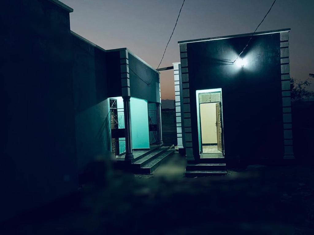ein Gebäude mit einem Seitenlicht in der Unterkunft Swahili home-Mbeya CBD in Mbeya