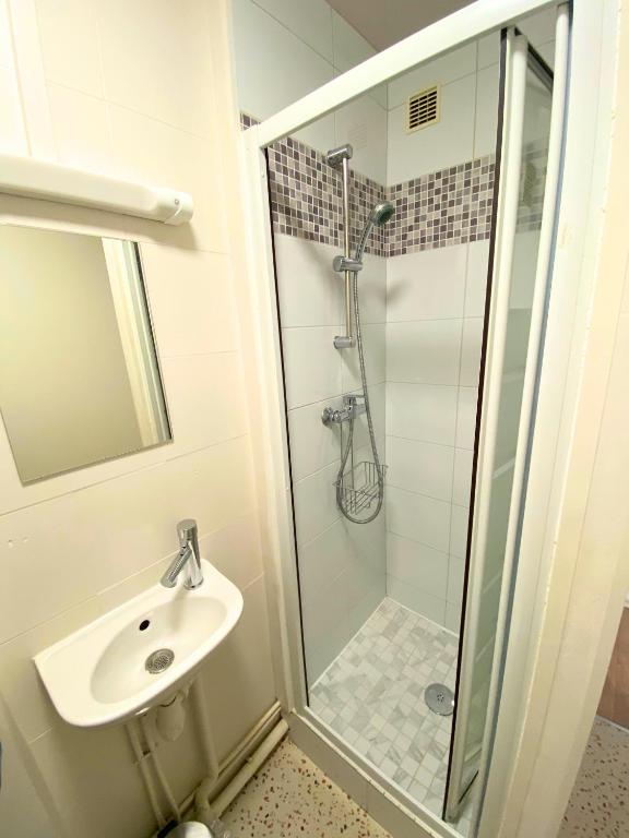 Ванная комната в L'Escale Appartements et Suites en bord de Mer