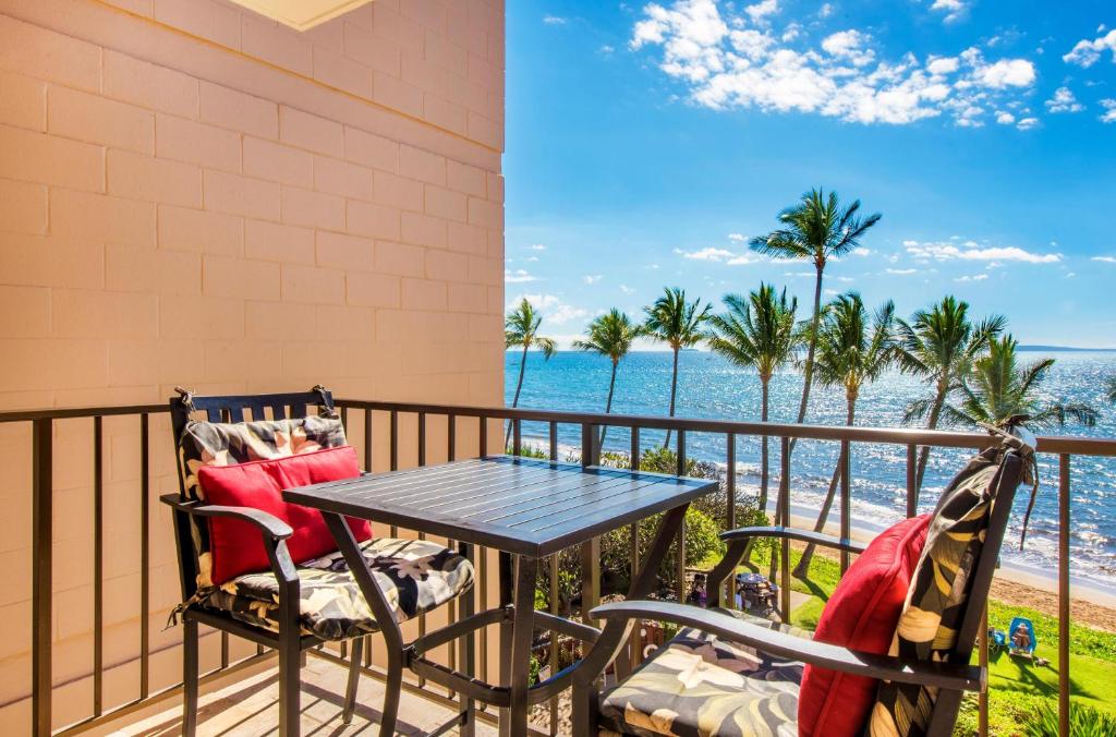 - Balcón con mesa y sillas y vistas a la playa en Kealia Resort 402, en Kihei