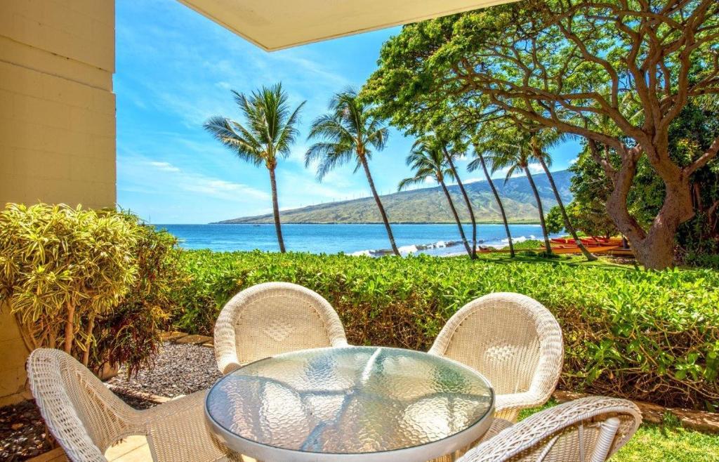 una mesa y sillas al aire libre con vistas al océano en Kealia Resort 105, en Kihei