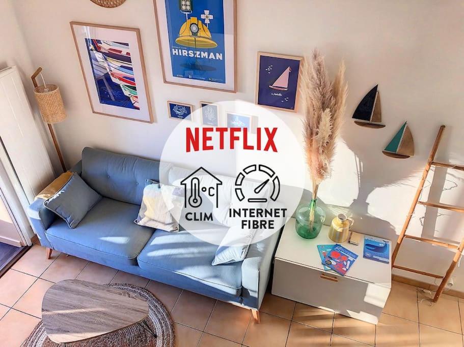 un salon avec un canapé bleu dans une pièce dans l'établissement Duplex Cosy à 4 min des plages, à Six-Fours-les-Plages